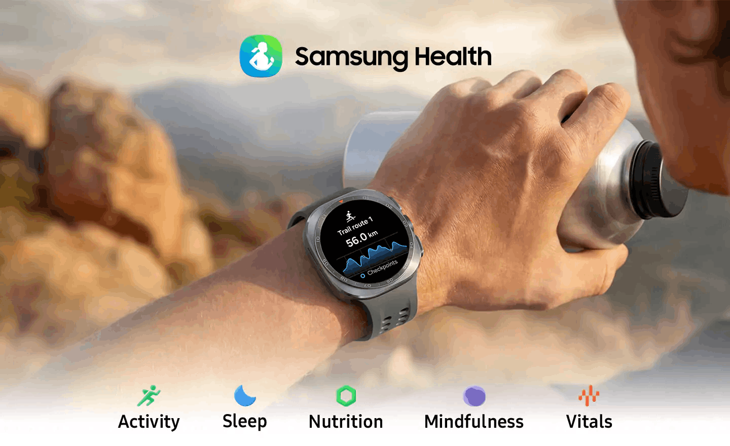 رجل في مسار جبلي ذي تضاريس صخرية يمسك بقارورة ماء بيده بينما يرتدي ساعة Galaxy Watch بلون فضي Titanium مع حزام بحري بلون زيتوني، وتعرض شاشة الساعة مساراً طبيعياً مع مسافة، وهي مثالية للتوجيه الموثوق في الظروف الخارجية الصعبة في أثناء الجري على المسارات الطبيعية والتسلق. يظهر شعار Samsung Health في الأعلى. وتظهر شعارات النشاط والنوم والتغذية والتأمل الواعي والمؤشرات الحيوية في الأسفل.