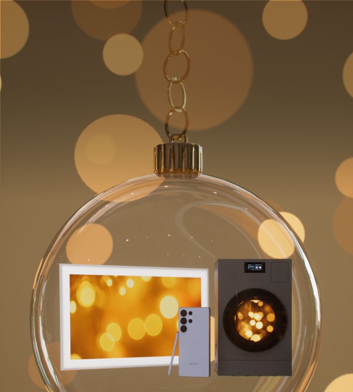 رجل يمسك بجهاز Galaxy Z Flip4، ويرتدي ساعة Galaxy Watch، ويستخدم سماعات Galaxy Buds