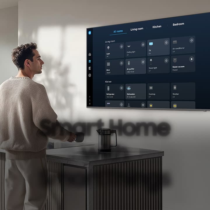رجل ينظر إلى الشاشة الرئيسية لتطبيق SmartThings المعروضة على تلفزيون Samsung ذكي كبير مثبت على حائط في غرفة لتناول الطعام.