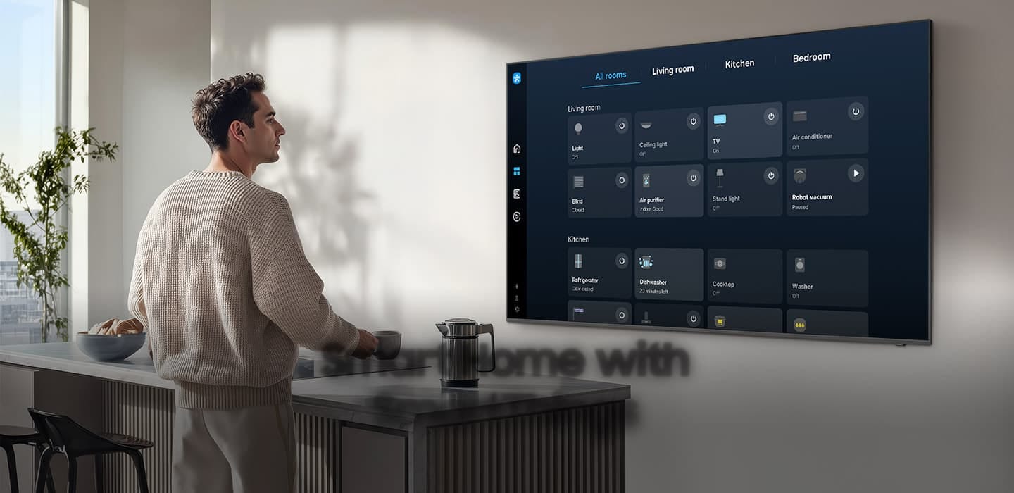 رجل ينظر إلى الشاشة الرئيسية لتطبيق SmartThings المعروضة على تلفزيون Samsung ذكي كبير مثبت على حائط في غرفة لتناول الطعام.