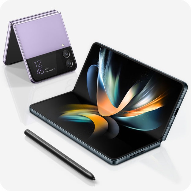 یک تلفن Galaxy Z Fold4 سبز خاکستری با زاویه‌ی منفرجه‌ باز است و یک تصویر زمینه رنگارنگ روبان مانند در صفحه نمایش اصلی آن دیده می‌شود. یک تلفن S Pen Fold Edition در جلوی آن قرار دارد. یک تلفن Galaxy Z Flip4 بنفش پشت آن قرار دارد، با زاویه 45 درجه باز است و مثل چادر ایستاده است. صفحه نمایش کاور آن زمان، وضعیت باتری و تاریخ را نشان می‌دهد.