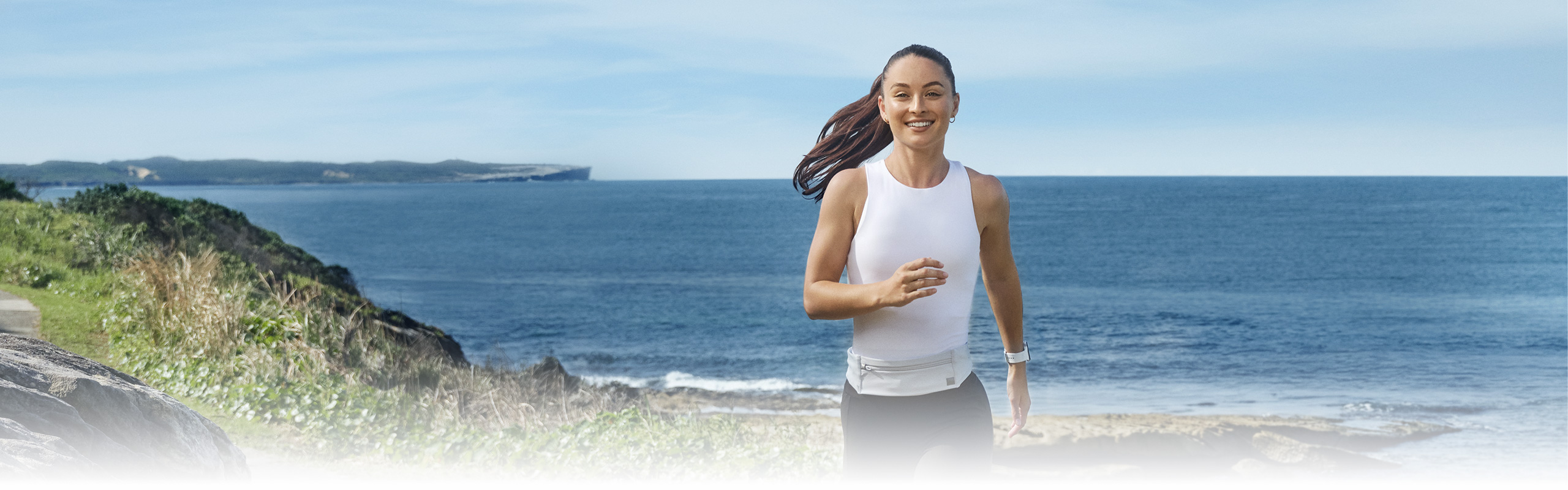 یک زن در فضای باز میدود و ساعت Galaxy Watch8 دارد.