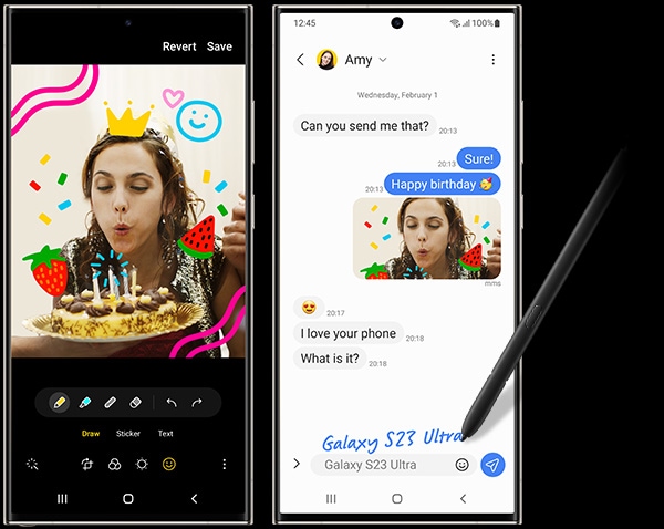 دو دستگاه Galaxy S23 Ultra از جلو دیده می‌شوند. یکی عکسی را در حالت ویرایش با طراحی‌های جذاب که روی تصویر کشیده شده‌اند نشان می‌دهد. S Pen مستقیماً روی صفحه دستگاه ثانویه می‌نویسد که برای گپ پیامکی باز شده است. دست‌نویس به‌طور خودکار به متن تبدیل می‌شود.