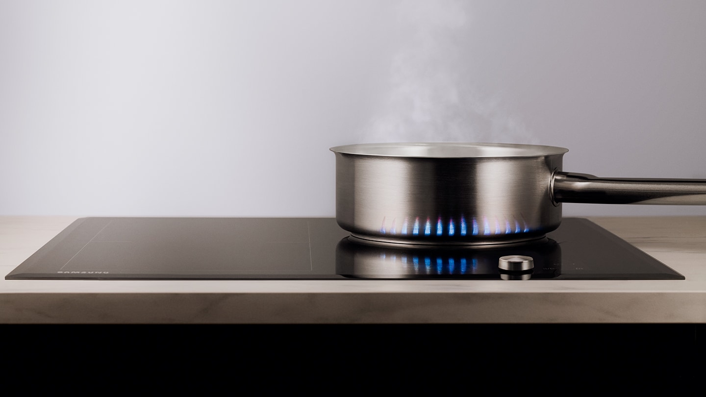 A source pan is on a Samsung cooktop con Virtual Flame™ technology.