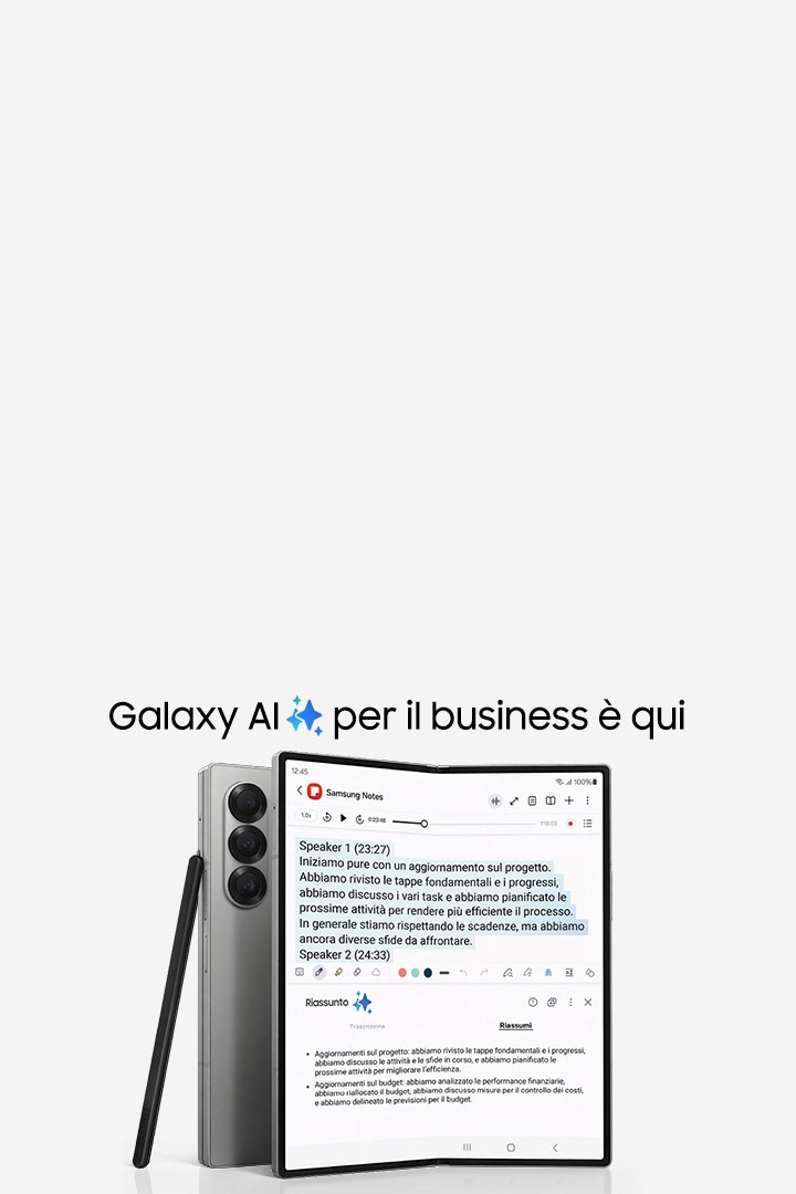 Due smartphone Galaxy Z Fold6 nel colore Silver Shadow, di cui uno è chiuso e visto dal retro. L'altro è aperto, si sovrappone quasi interamente al primo e mostra lo schermo principale. Una S Pen appoggiata al Galaxy Z Fold6 chiuso.