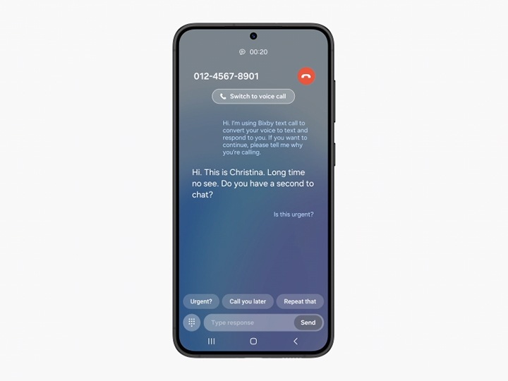 Si vede uno smartphone Galaxy che riceve una telefonata. Sul display viene selezionata l’opzione Chiamate di testo, seguita dal tasto Scorri per rispondere. Il display mostra una serie di messaggi di testo in formato Chiamate di testo; in alto, c’è l’opzione Passa a chiamata vocale, in basso ci sono varie opzioni di risposta rapida.