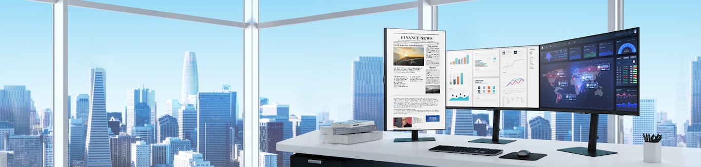 tre monitor ad alta risoluzione sulla scrivania
