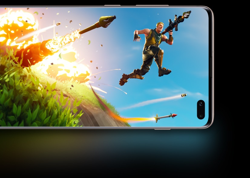 Front view of three Galaxy S10+ in landscape mode laid behind one another. On the front screen there is an video still of a red haired women in the middle of a jungle showing the experience of Infinity-O display.