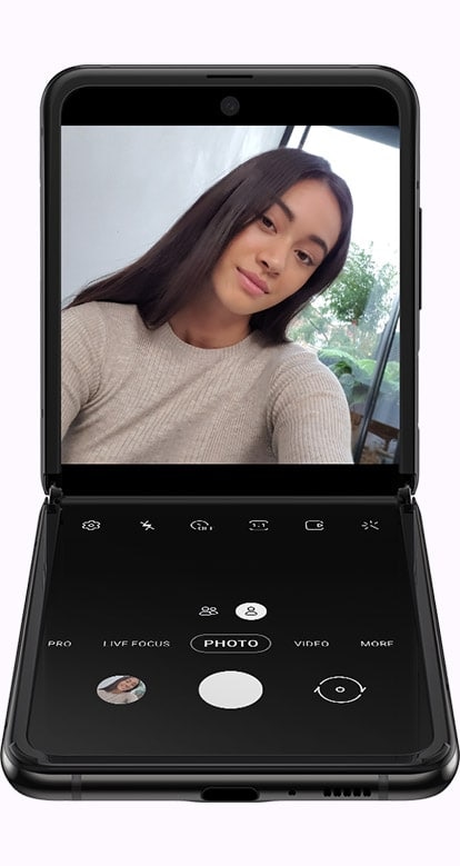 Galaxy Z Flip aperto ad angolo retto con il display che mostra l’app della fotocamera, a dimostrazione di come la modalità Flessibile porti i comandi nella metà inferiore del display