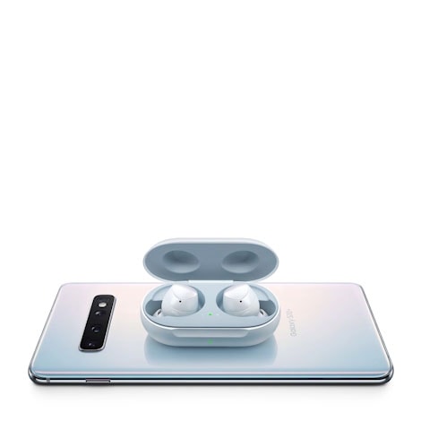 Video che mostra un Galaxy S10+ che carica i Galaxy Buds su di esso.