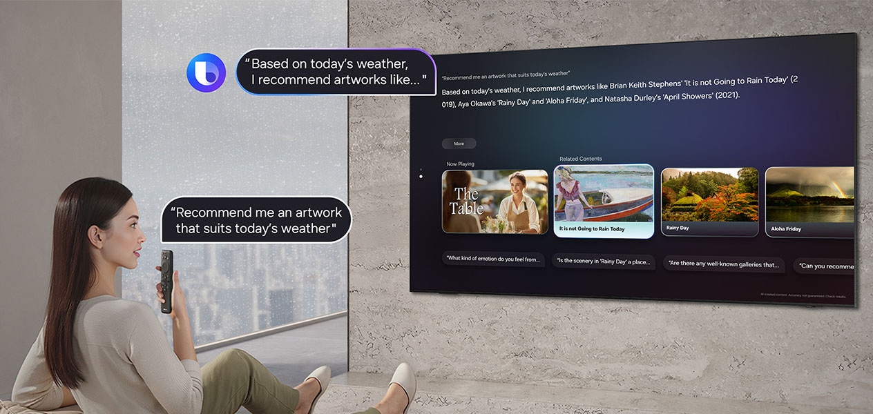 Mentre fuori piove, una donna seduta in un soggiorno chiede a Bixby, parlando nel telecomando del TV: 'Consigliami un'opera d'arte adatta al tempo di oggi'. Bixby con il logo Bixby visualizza la risposta 'In base al tempo di oggi, ti consiglio opere d'arte come...' con i consigli sulle opere d'arte su un grande TV Samsung.