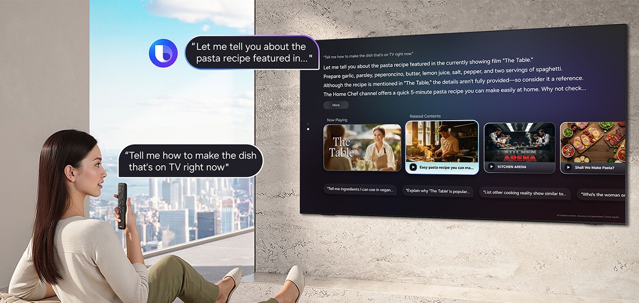 Una donna seduta in un soggiorno chiede a Bixby, parlando nel telecomando del TV: 'Dimmi come preparare il piatto mostrato in TV in questo momento'. Bixby con il logo Bixby visualizza la risposta 'Lascia che ti parli della ricetta della pasta che stanno cucinando su...' con i dettagli su un grande TV Samsung.
