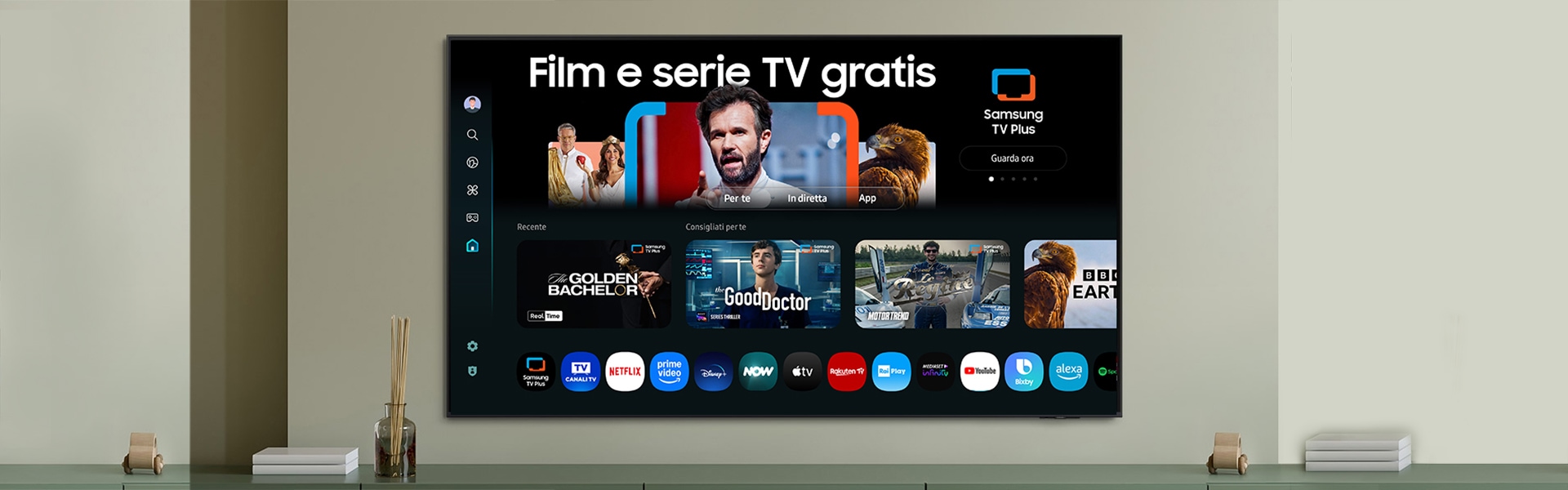 Un TV visualizza una schermata di One UI Tizen con opzioni di streaming TV gratuito e varie app e servizi come Samsung TV Plus.