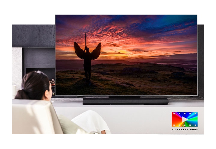 Un TV esalta la qualità d’immagine di una scena al tramonto. In basso a destra si nota il logo ufficiale della modalità Filmmaker.