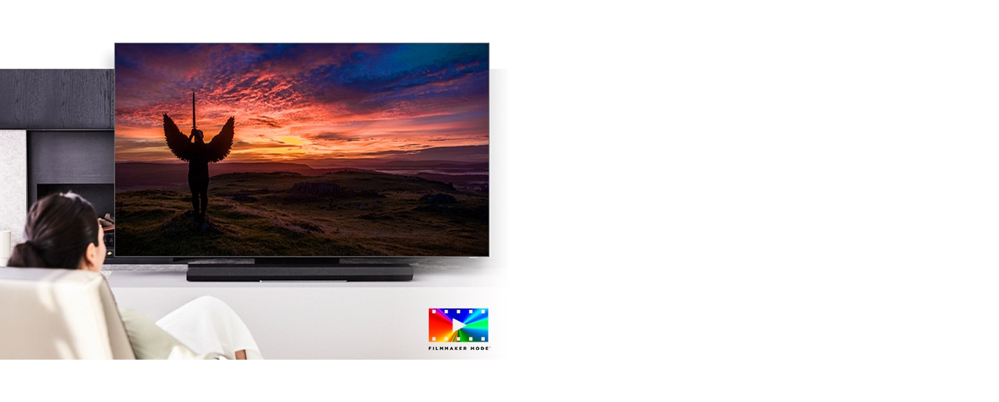 Un TV esalta la qualità d’immagine di una scena al tramonto. In basso a destra si nota il logo ufficiale della modalità Filmmaker.