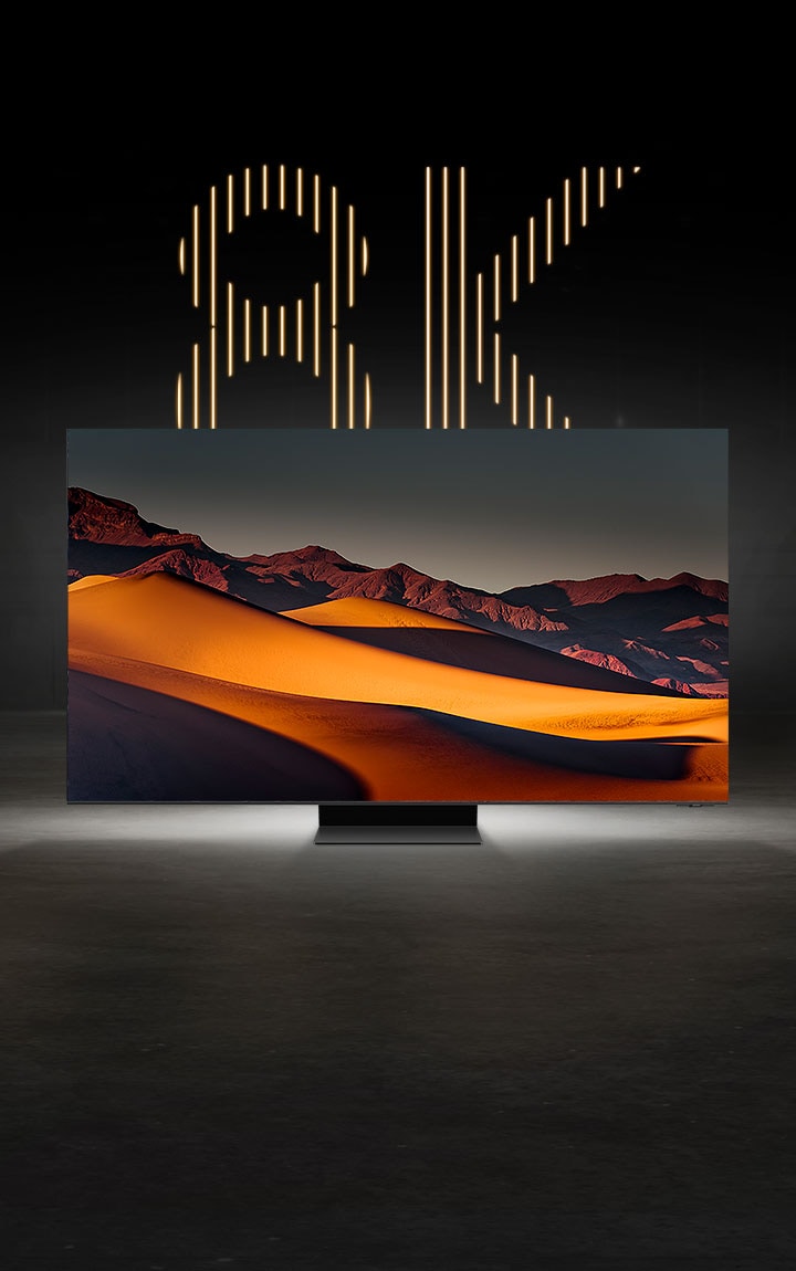 Un TV 8K mostra l’immagine mozzafiato di un deserto montuoso, con la scritta “8K” ben visibile dietro lo schermo.