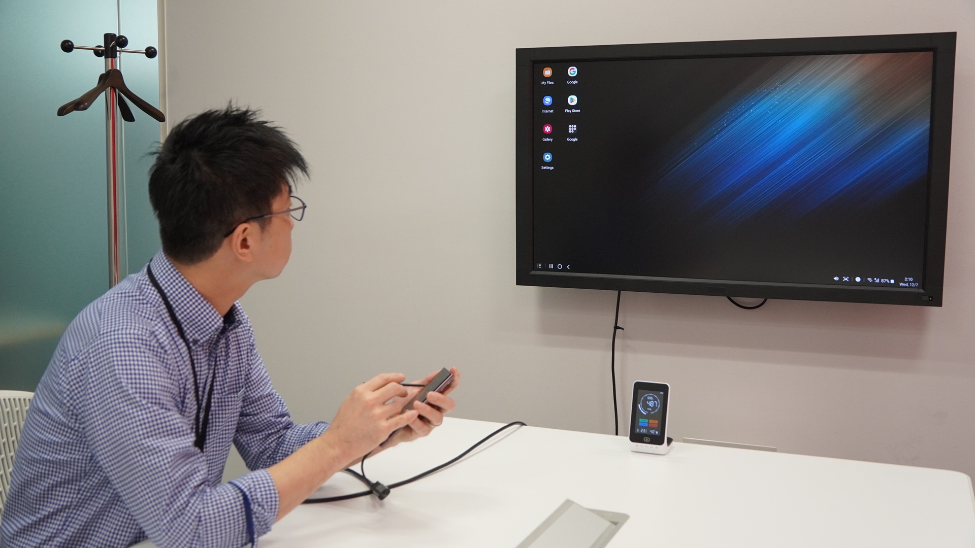 株式会社ワコム（日本法人）の社員がDex（デックス）を利用して、ディスプレイにスマートフォン画面を拡張表示している様子。