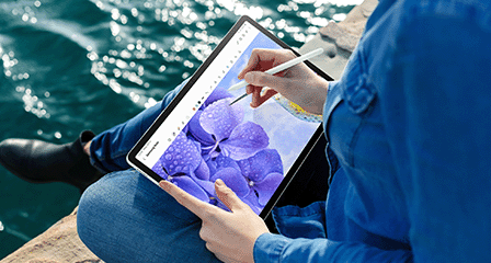 Galaxy（ギャラクシー）タブレットにS（エス）ペンで絵を描いている。