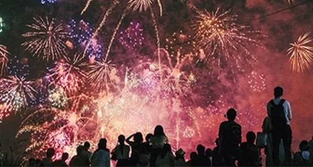 夜空に花火が上がっている。