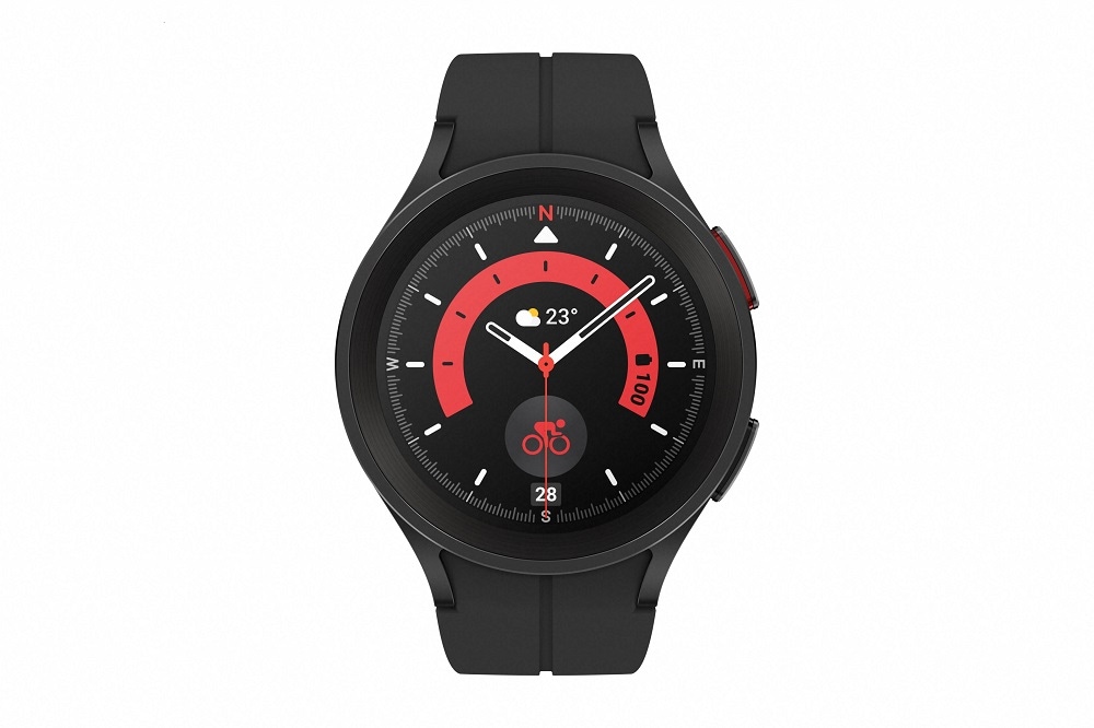 正面から見たBlack Titanium(ブラックチタニウム)のGalaxy Watch5 Pro(ギャラクシーウォッチ5プロ)。