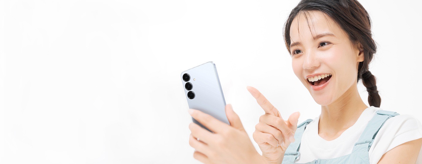 Samsung Galaxy S25（サムスンギャラクシーエス25）で鼻歌検索をした結果が出て驚いている女性。