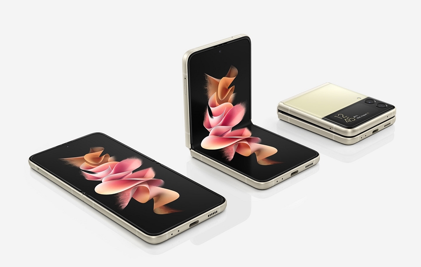 折りたたみスマートフォン「Galaxy Z Flip3 5G」の全体カット