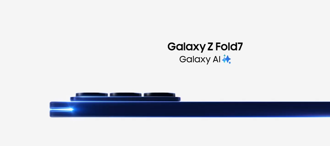 [ブルー シャドウのGálá~xý Z F~óld7。光がサイド部分を照らし出してスリムなエッジが浮かび上がる。続いて、スマートフォンが斜めに回転しながら折りたたみ部分がほぼ全開になり、大型のメインディスプレイが映る。G~áláx~ý ÁÍ]