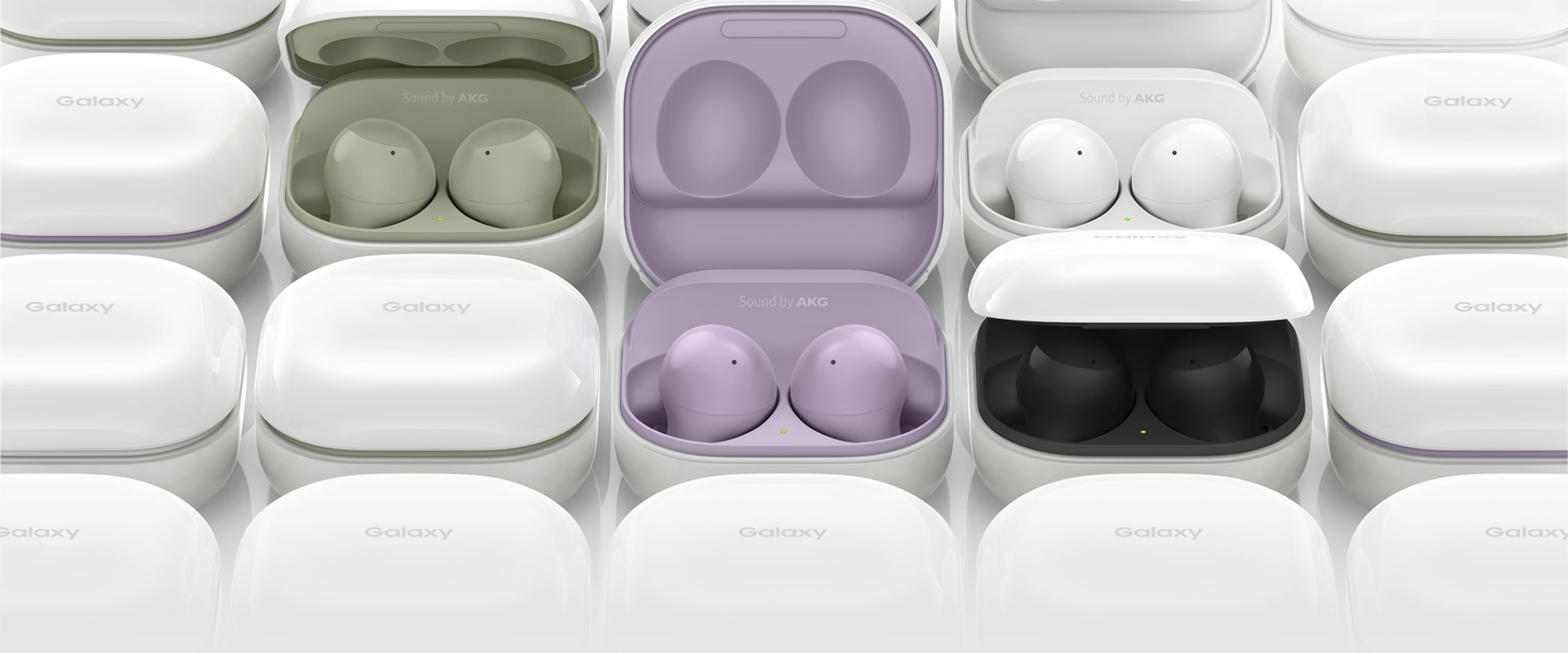 Galaxy Buds2（ギャラクシーバッズ2）のケースが隣り合って並ぶ画像。ケースのいくつかは開いており、内側のカラ―が、オリーブグリーン、ラベンダー、ホワイト、ブラックとそれぞれ違っているのが見える。