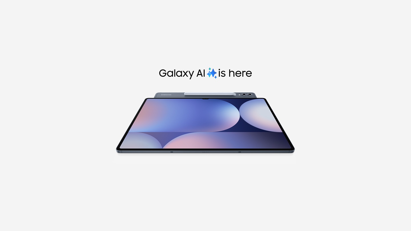 背面カメラとSペンが見えるように角度をつけたGalaxy Tab S10シリーズの端末が、カラフルな壁紙が表示された上向きの別のTab S10端末の下に置かれている。テキストには「Galaxy AI is here.