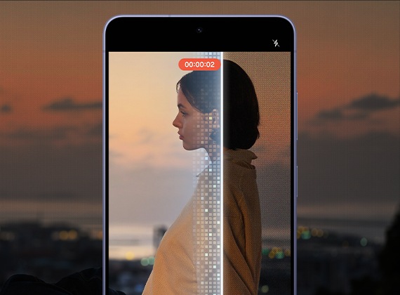 Samsung Galaxy S26 Ultraのメインディスプレイのクローズアップ。メインディスプレイにカメラアプリが表示され、夕暮れ時に女性の動画を撮影している。ナイトグラフィー機能により、色とディテールが改善された映像になっている。
