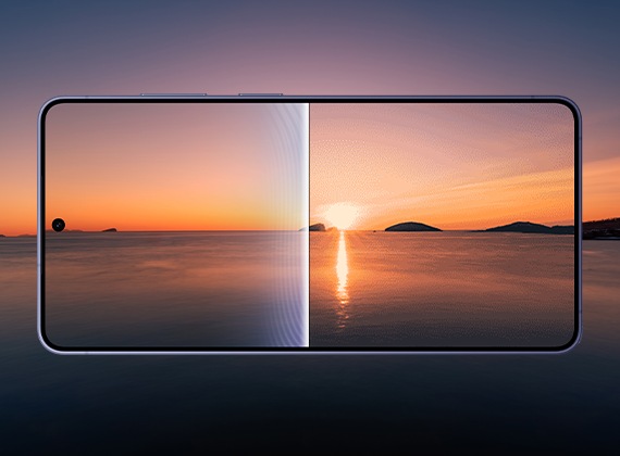 背景に続く風景がディスプレイに映し出された、正面から見たGalaxy S26 Ultra。画面上の画像は分割され、ProScalerによる違いを示しています。ProScalerを使用した画像はくっきりとより精細です。進化したmDNIeテクノロジーにより、色彩もさらに強化されています。