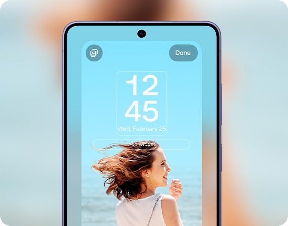 中央にSamsung Galaxyスマートフォンがあり、画面には壁紙設定機能が表示されている。ロック画面の設定中で、時計コンポーネントが人物の頭に重ならないように配置されている。