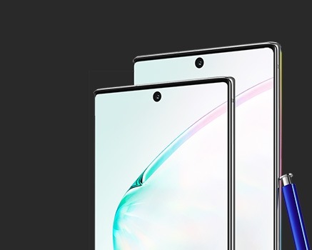 Upper half of Galaxy Note10 and Galaxy Note10 plus seen at a three-quarter angle with an abstract graphic onscreen. Leaning against Galaxy Note10 plus is a blue S Pen.