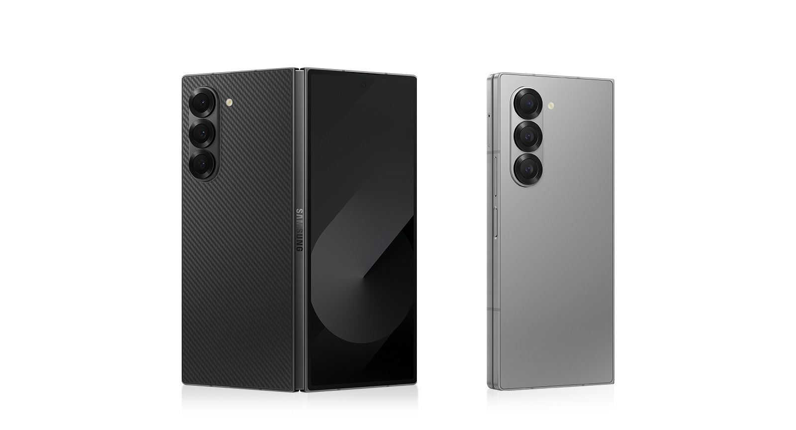 Два Galaxy Z Fold6 в черном цвете. Один смартфон раскрыт и повернут задней панелью, второй смартфон закрыт и также повернут задней панелью.