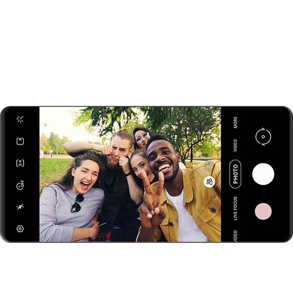 Bixby дің Galaxy басқару функциялары бар кең селфи режимінде селфи түсіріп жатқан адамдарды көрсететін камера экраны.