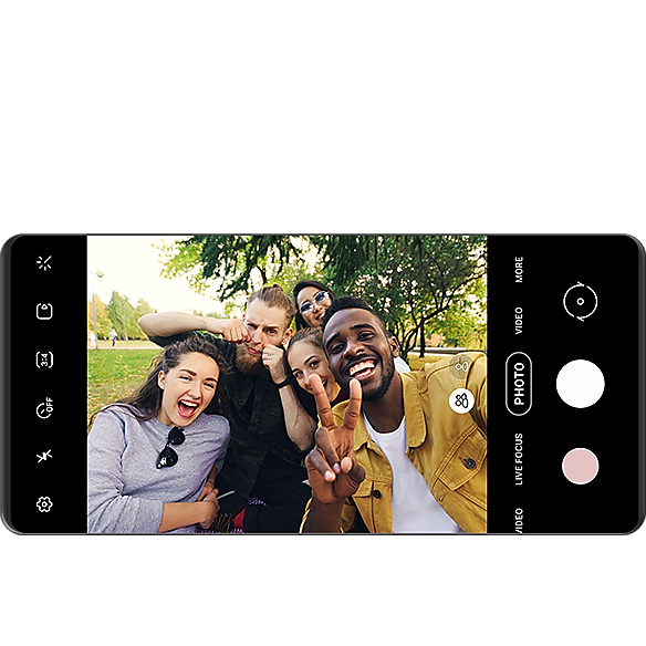 Bixby дің Galaxy басқару функциялары бар кең селфи режимінде селфи түсіріп жатқан адамдарды көрсететін камера экраны.
