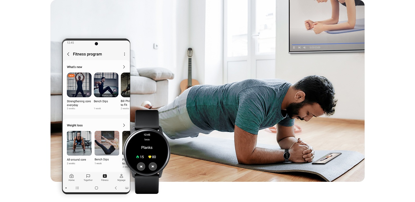 Смартфон Galaxy, отображающий различные фитнес-программы, показан вместе с часами Galaxy Watch, показывающими термин 