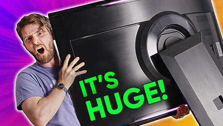 Инфлюенсер держит монитор, и на нем есть сообщение о том, что «Это огромно!».