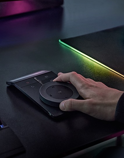 Человек управляет монитором с помощью Ark Dial.