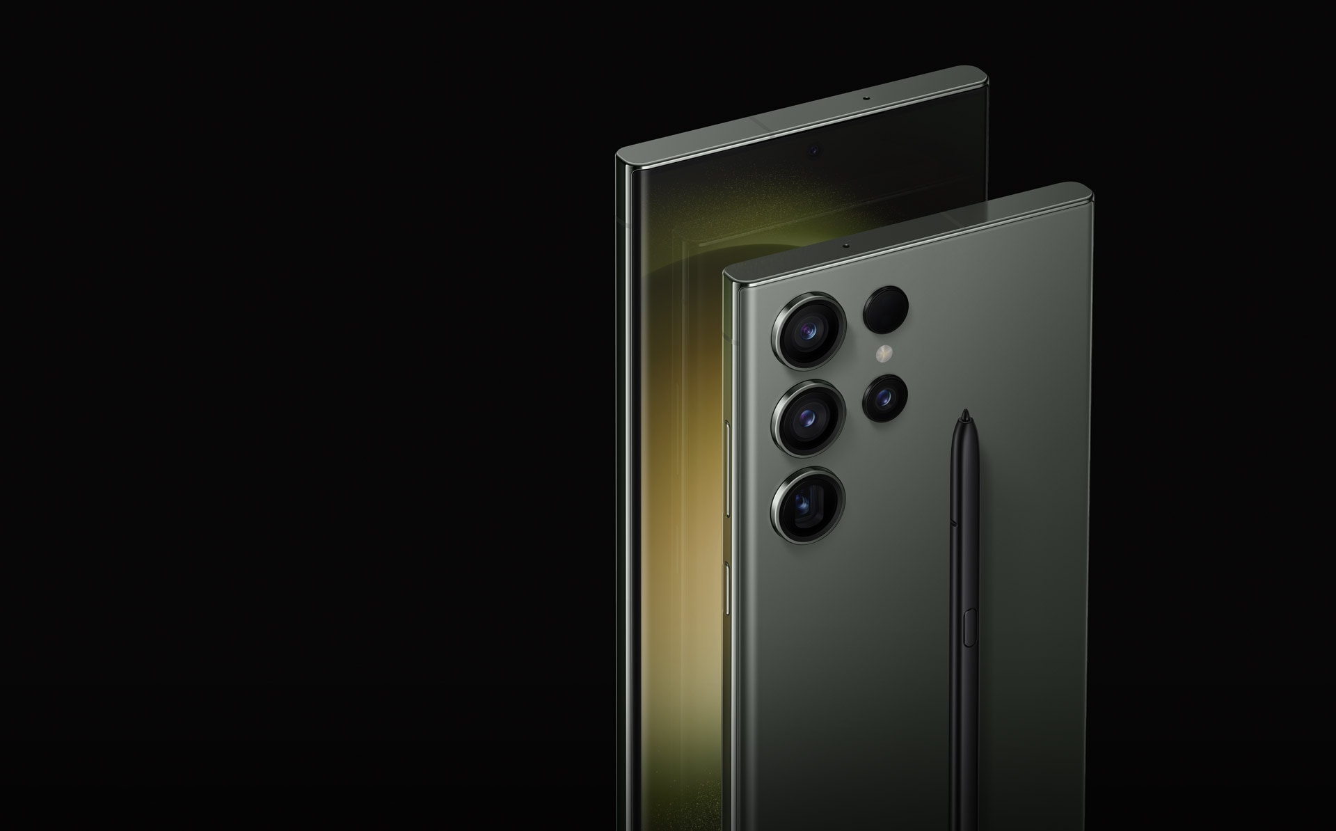Два телефона Galaxy S23 Ultra зеленого цвета, один виден спереди, а другой сзади со встроенным S Pen спереди.