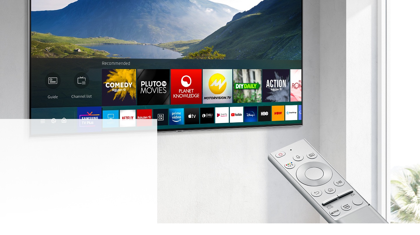 Настенный телевизор, на экране которого представлено несколько приложений потоковой передачи видео — Amazon Prime, Netflix, Youtube, — управляется с помощью пульта Samsung One Remote.