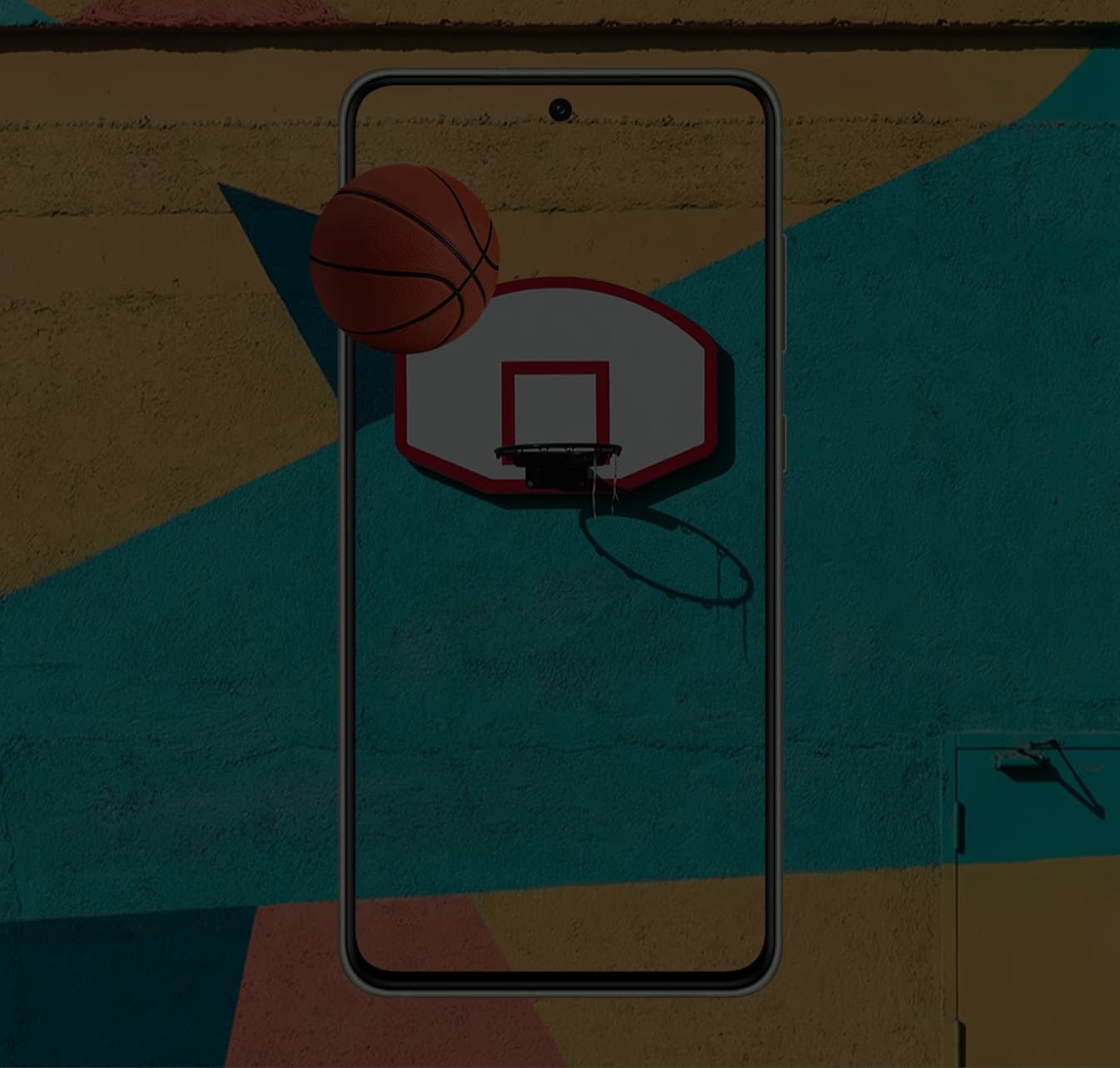 Escena de baloncesto junto a un aro. La escena se ve en la pantalla del Galaxy S21 FE 5G y continúa fuera de pantalla para mostrar la imagen realista.