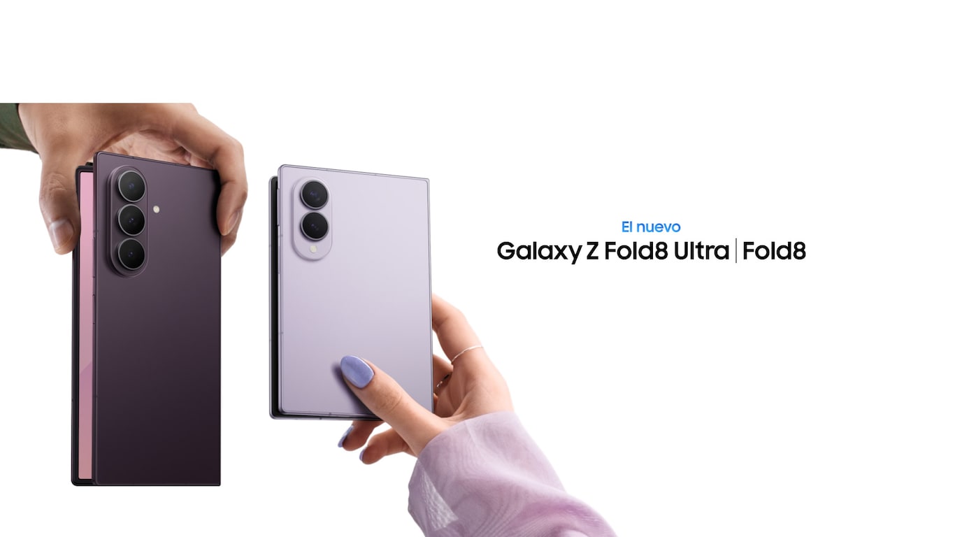 La pantalla está en color Black y se desvanece para revelar el Galaxy Z Fold8 Ultra desplegado en color Violet Shadow y el Galaxy Z Fold8 en color Lavender. Las amplias pantallas principales pasan de color Black a fondos de pantalla coloridos. Los teléfonos giran y luego se pliegan (fold) para mostrar la parte posterior con las cámaras traseras. Unas manos entran en escena desde lados opuestos y se acercan a los teléfonos. Una mano toma el Galaxy Z Fold8 Ultra y la otra sostiene el Galaxy Z Fold8. El nuevo Galaxy Z Fold8 Ultra y Fold8.