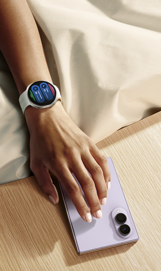Una persona está dormida en la cama con Galaxy Watch9 en la muñeca. La función de seguimiento del sueño se muestra en pantalla y la persona tiene una sutil sonrisa en el rostro, lo que indica que el programa de Entrenamiento del sueño ha ayudado a mejorar sus patrones y hábitos de sueño, lo que se traduce en un descanso más reparador.