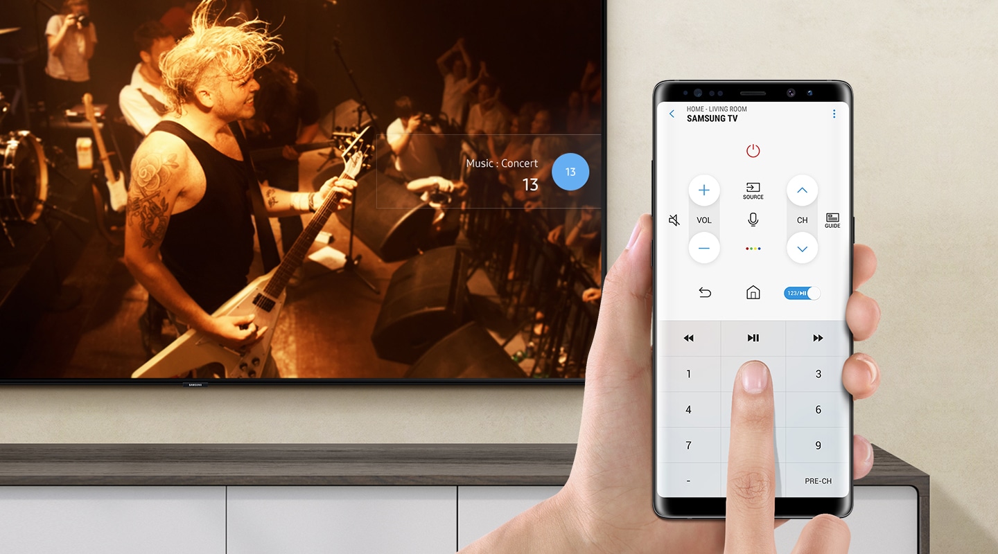 通過SmartThings應用程序在手機上的遙控功能；在智能電視屏幕上，搖滾樂隊正在舉辦音樂會。