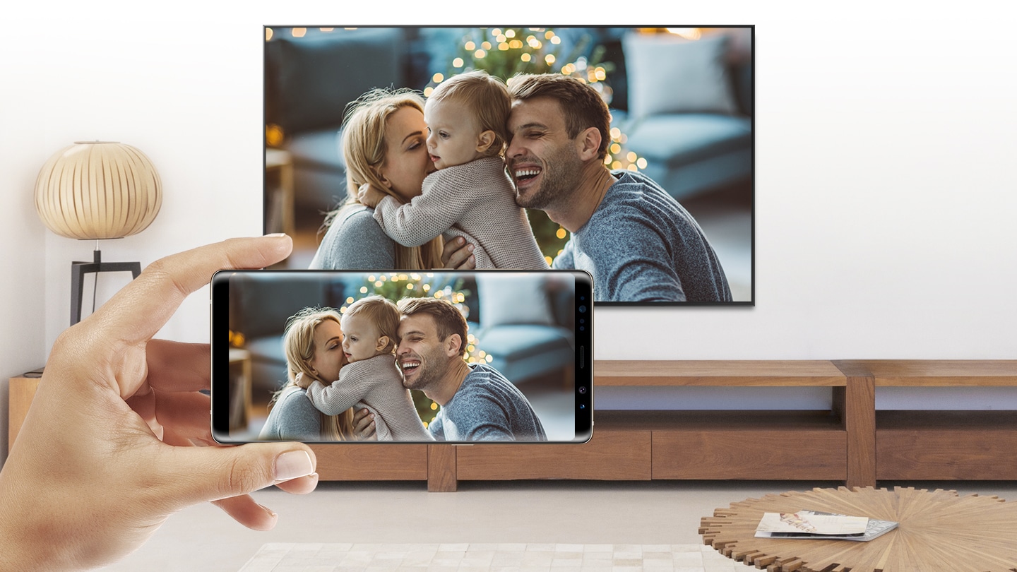 Aynı ekranı cep telefonu ve akıllı TV paylaşımı; Ekran, ebeveynlerin ve bir çocuğun fotoğrafını gösterir
