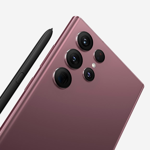 يظهر النصف العلوي من هاتف Galaxy S22 Ultra باللون العنَّابي من الخلف، مع قلم S Pen على الجانب.