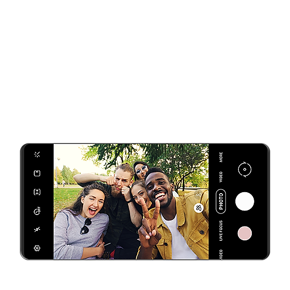 شاشة كاميرا تعرض الأشخاص الذين يأخذون صورة شخصية معًا في وضع سيلفي واسع مع ميزات التحكم في Galaxy من Bixby.