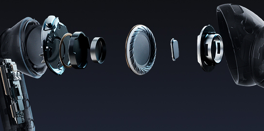 عرض مفصل لسماعة واحدة من Galaxy Buds4 Pro يوضح النظام الصوتي الداخلي، بما في ذلك الووفر الموسع والتويتر الخاص بمكبّر الصوت ثنائي الاتجاه،
