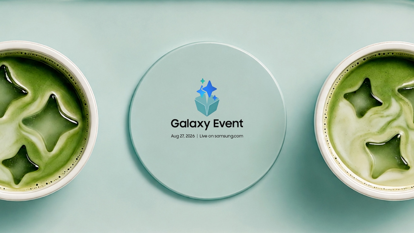 منظر علوي لطبق بيضاوي يشبه تصميم إطار الكاميرا في هواتف الفئة Galaxy S، مع كوبين من شاي الماتشا، يحتوي كل منهما على أربعة مكعبات ثلج عائمة على شكل نجوم Galaxy AI. يظهر في الدائرة الوسطى النص التالي: \"حدث Galaxy، ‏27 آب 2026، بثّ مباشر على samsung.com\".